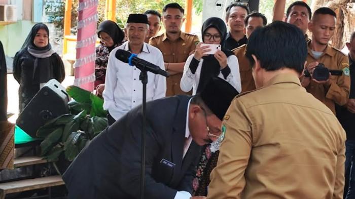 PELANTIKAN SEKDA BOALEMO --  Bupati Boalemo, Rum Pagau menandatangani SK