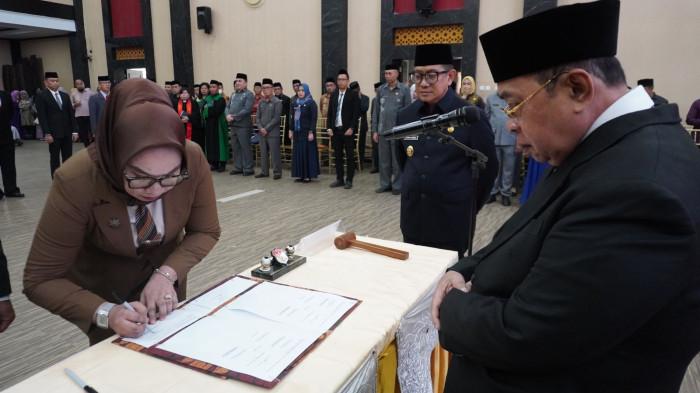 PELANTIKAN -- Wali Kota Gorontalo, Adhan Dambea meyaksikan langsung penandatangan surat