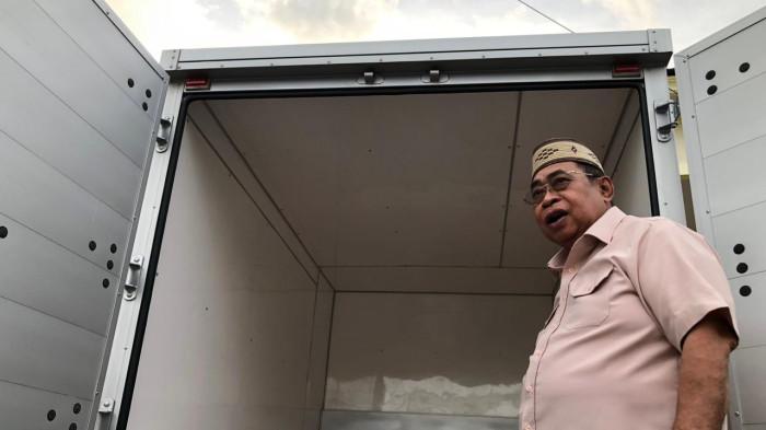 PEMKOT -- Mobil box saat dibuka oleh Wali Kota Gorontalo, Adhan Dambea.