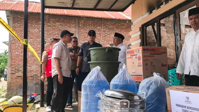 PEMKOT--Pemerintah Kota Gorontalo menyerahkan bantuan kepada korban kebakaran di Huangobotu