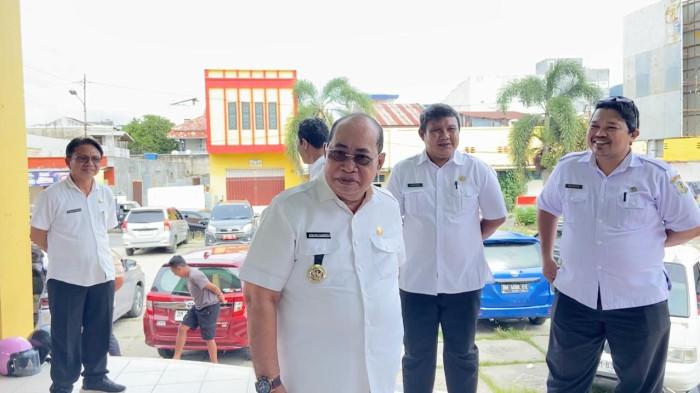 PEMKOT -- Wali Kota Gorontalo, Adhan Dambea saat melakukan kunjungan ke salah satu pasar di Kota Gorontalo. FOTO: Wawan Akuba