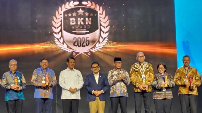 PEMPROV -- Foto bersama usai menerima BKN Award 2025: kolaborasi