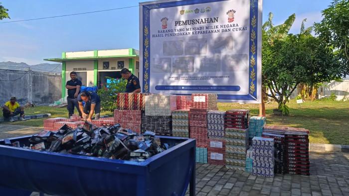 PEMUSNAHAN ROKOK ILEGAL--Bea Cukai Gorontalo kembali memusnahkan ratusan ribu batang rokok ilegal hasil penindakan di bidang kepabeanan dan cukai.Kegiatan pemusnahan berlangsung di halaman Kantor Pelayanan Kekayaan Negara dan Lelang (KPKNL) Gorontalo, Rabu (8/10/2025). Sumber foto: TribunGorontalo.com/Jefri Potabuga.
