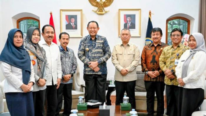 PENAS -- Gubernur Gorontalo Gusnar Ismail mengharapkan dukungan Kementerian Perhubungan RI untuk penyediaan layanan kendaraan bus dan penambahan penerbangan guna mendukung kelancaran Pekan Nasional Petani dan Nelayan (PENAS) XVII.