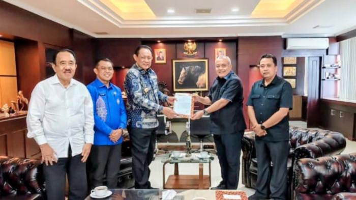 PENAS -- Gubernur Gorontalo Gusnar Ismail terus berjuang tak mengenal lelah untuk memperoleh dukungan dari pemerintah pusat guna kesuksesan pelaksanaan Pekan Nasional Petani dan Nelayan (PENAS) XVII. Dalam rangkaian kunjungan kerjanya ke Jakarta, Selasa (3/2/2026).
