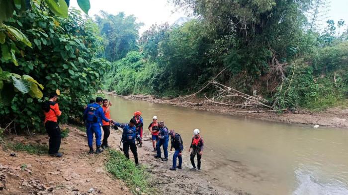 PENCAIRAN KORBAN--Tim SAR Gorontalo lakukan pencarian korban hanyut