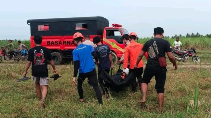 PENCARIAN KORBAN -- Proses evakuasi korban terseret arus Sungai Paguyaman di Desa Balate Jaya, Kecamatan Paguyaman, Kabupaten Boalemo, Selasa (4/3/2026). Korban ditemukan Tim SAR Gabungan dalam kondisi meninggal dunia.