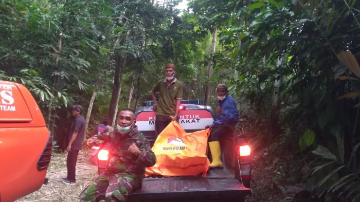 PENCARIAN -- Personel SAR usai menemukan korban meninggal di hutan, Jumat (6/2/2026). Sebelumnya, pria yang dikenal sebagai petani itu tak pulang hingga dicari warga dan tim SAR.