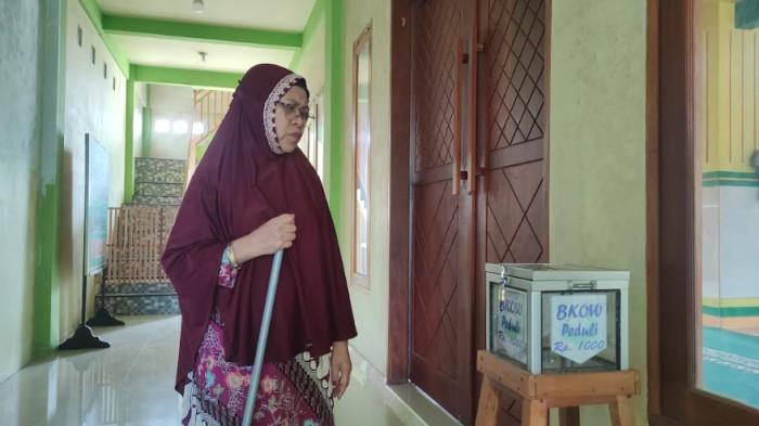 PENCURIAN KOTAK AMAL -- Bendahara Takmirul Masjid At-Taqwa, Sulastri Kuluti, menunjukkan kondisi kotak amal yang rusak di Masjid At-Taqwa, Kelurahan Molosipat W, Kecamatan Kota Barat, Kota Gorontalo, Jumat (2/1/2026).