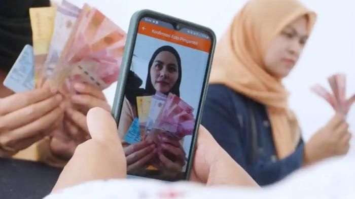 PENERIMA BANSOS - Keluarga Penerima Manfaat (KPM) menerima bantuan sosial (bansos) dari Bantuan Pangan Non Tunai (BPNT) dan Program Keluarga Harapan (PKH) di Kantor Pos Besar, Jalan Asia Afrika, Kota Bandung, Jawa Barat, Jumat (10/5/2024).