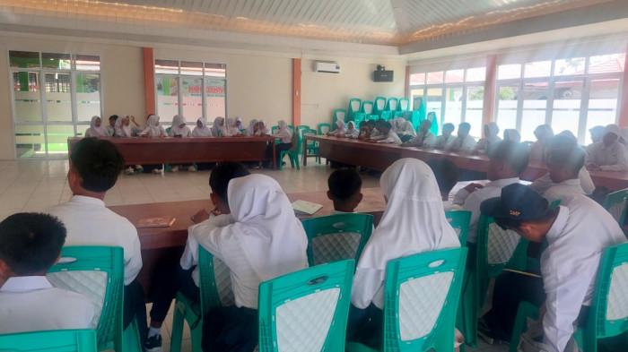 PENERIMAAN SISWA BARU — Potret siswa SMP saat mengikuti peningkatan kemampuan membaca cepat di Aula Dinas Dikbud Kabupaten Gorontalo, Senin (11/5/2026). (Sumber: TribunGorontalo.com/Fajri A Kidjab)
