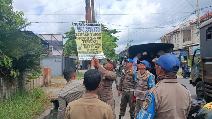 PENERTIBAN BALIHO--SATPOL PP Kota Gorontalo lakukan penertiban baliho, Rabu (11/2/2026). Sumber foto: TribunGorontalo.com/Jefri Potabuga