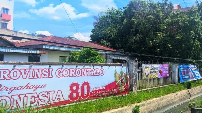 PENERTIBAN BALIHO -- Spanduk yang terpasang di ruas Jalan HB Jassin Kota Gorontalo, Jumat (6/2/2026). Satpol PP Provinsi Gorontalo tegas bakal bertindak sesuai regulasi.