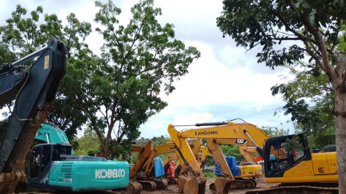 PENERTIBAN -- Ekskavator tampak tak beroprasi di momen penertiban