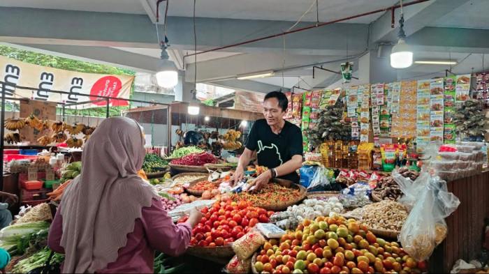 PENJUAL -- Transksi di Pasar Sentral Kota Gorontalo siang ini Sabtu 21 Februari 2026.