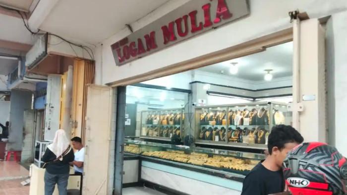 PERAMPOKAN EMAS - Suasana toko emas Logam Mulia kembali buka pasca peristiwa percobaan perampokan, Kamis kemarin di Jl Somba Opu, Kelurahan Bulogading, Kecamatan Ujung Pandang, Kota Makassar, Sulawesi Selatan, Jumat (13/2/2026).