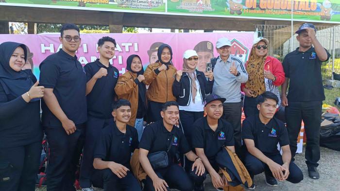 PERAN SAKA NASIONAL — Kontingen Aceh saat tiba di Bumi Perkemahan Bongohulawa, Kabupaten Gorontalo, sempat berfoto dengan Wakil Gorontalo, Idah Syaidah Sabtu (1/11/2025). Foto: TribunGorontalo.com/Jefri Potabuga.