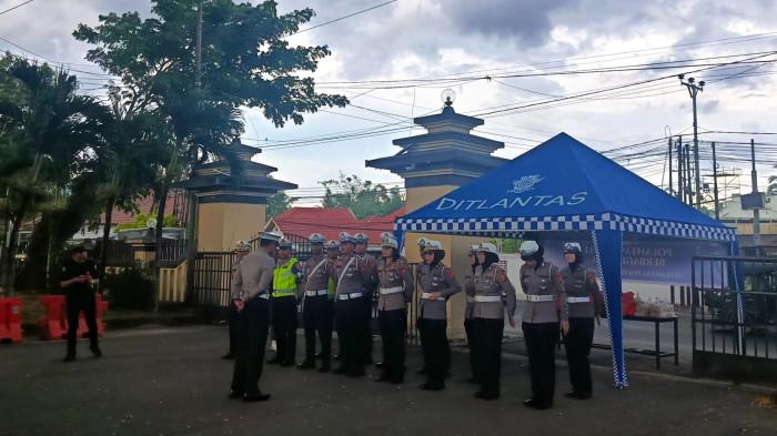 PERSIAPAN -- Personel Ditlantas Polda Gorontalo mengikuti arahan dari Dirlantas