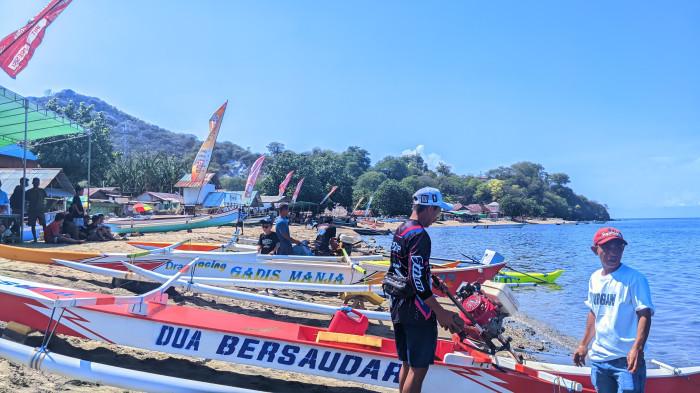 PERSIAPAN -- Peserta balap perahu bermesin ketinting yang digelar