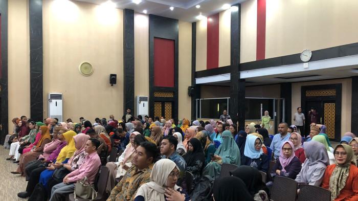 PESERTA -- Sebanyak 63 kepala sekolah dasar (SD) dan 15 kepala sekolah menengah (SMA/SMK) di aula rudis Wali  Kota Gorontalo, Jumat (6/3/2026). Para peserta menunggu giliran tandatangan SPK.