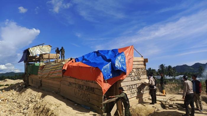 PETI POHUWATO -- Potret aparat kepolisian dan TNI membongkar camp penambang emas ilegal di Dengilo, Kabupaten Pohuwato, Gorontalo.