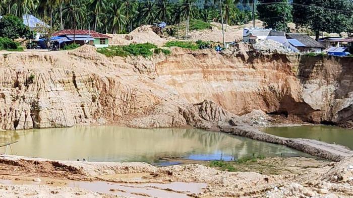 FOTO STOK TAMBANG -- Tambang emas ilegal di Dengilo, Kabupaten Pohuwato, Gorontalo.