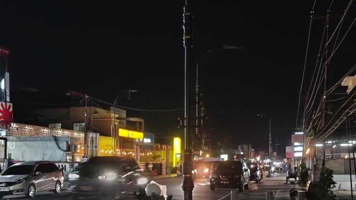 PJU MATI--Potret Jalan Nani Wartabone Kota Gorontalo yang kehilangan cahayanya, Kamis malam (2/10/2025). Sumber foto: TribunGorontalo.com/Jefri Potabuga.