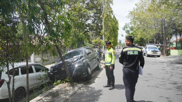 POLANTAS -- Dua personel kepolisian Kota Gorontalo tengah berjaga
