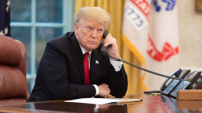TELEPON -- Donald Trump saat menelpon, mengungkapkan jika telepon seseorang membuat dirinya mengurungkan niat serang Iran.