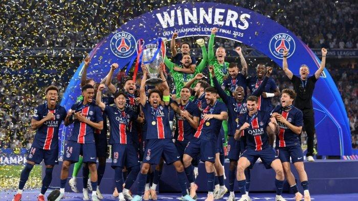JUARA LIGA CHAMPIONS — Para pemain PSG dan mengangkat trofi Liga Champions. PSG berhasil menjuarai Liga Champions musim 2024-2025 setelah klub Paris tersebut mengalahkan Inter dengan skor 5-0 di Allianz Arena, Munich, Minggu (1/6/2025).