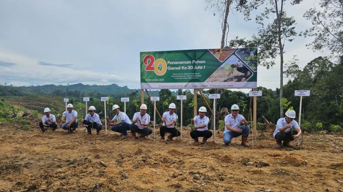 TANAM POHON - PT Biomasa Jaya Abdi (BJA) group menanam 20 Juta pohon gamal di lahan Hak Guna Usaha (HGU) PT Bayan Tumbuh Lestari, Kecamatan Popayato, Kabupaten Pohuwato, Provinsi Gorontalo pada Jumat (21/11/2025).