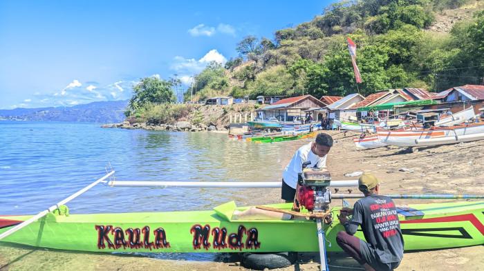 Panitia tengah mempersiapkan perahu untuk lomba di perairan Leato Selatan