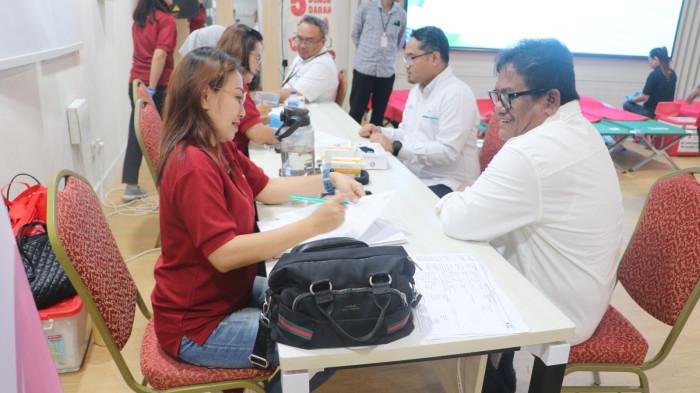 Para Pegawai PLN dan Mitra Kerja yang Berpartisipasi Secara Sukarela.