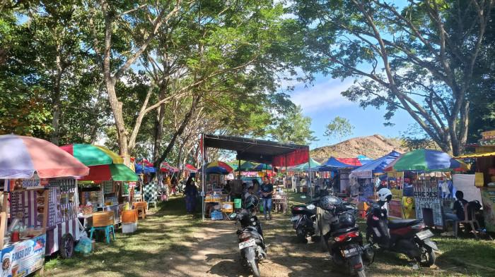 Para UMKM berjualan di Peran Saka Nasional kawasan Bumi Perkemahan Bongohulawa