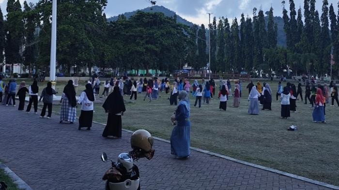 Para guru se-Kecamatan Tilamuta latihan tari dana-dana