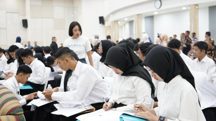 Para mahasiswa baru saat menandatangani kontrak ikatan kerja PLN