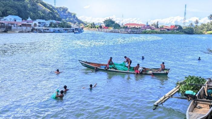 IKAN NIKE — Potret nelayan di Kelurahan Talumolo, Kota Gorontalo. Para nelayan berburu ikan nike. (Sumber Foto: TribunGorontalo.com/Herjianto Tangahu)