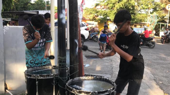 Para pemuda berlatih memukul gendang