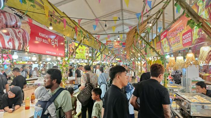 Para pengunjung melihat-lihat menu makanan