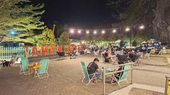 Para penikmat kopi duduk di Taman Kota