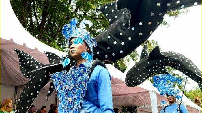 FESTIVAL KARAWO -- Parade Gorontalo Karnaval Karawo 2024 pada 23 Juni 2024. Kini Festival Karawo 2025 masih tertunda.