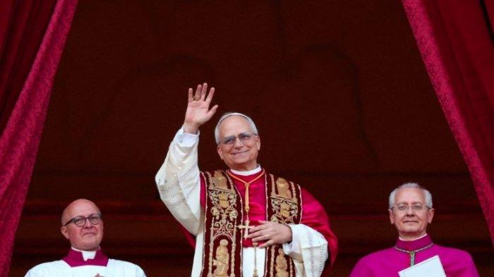 PAUS TERPILH -- Paus Leo XIV yang baru terpilih, yang sebelumnya adalah Kardinal Robert Prevost dari Amerika Serikat, muncul di balkon Basilika Santo Petrus di Vatikan pada hari Kamis. | Paus Leo XIV yang baru terpilih, yang sebelumnya adalah Kardinal Robert Prevost dari Amerika Serikat, muncul di balkon Basilika Santo Petrus di Vatikan pada hari Kamis. waktu setempat.