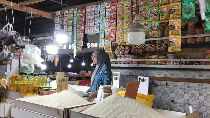Pedagang beras tengah melayani pembeli di Pasar Liluwo