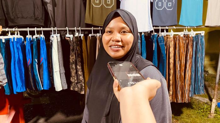 Pedagang saat diwawancarai TribunGorontalo di kawasan Center Point