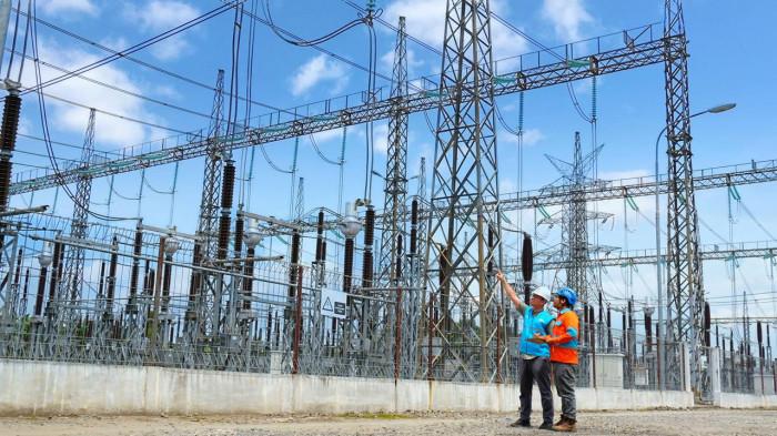 Pegawai PLN saat Sedang Melakukan Pengecekan Berkala di Gardu Induk