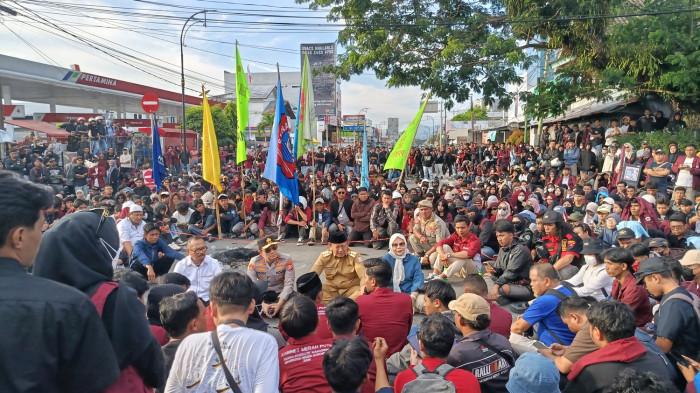 DEMO MAHASISWA -- Gubernur Gorontalo Gusnar Ismail, Gagub Idah Syahidah, Kapolda Gorontalo Irjen Pol Widodo, dan Ketua DPRD Provinsi Gorontalo Thomas Mopili duduk di tengah-tengah massa aksi di Bundaran Saronde, Kota Gorontalo, Senin (1/9/2025). Para pejabat daerah mendengarkan aspirasi yang disampaikan oleh aliansi mahasiswa Gorontalo.