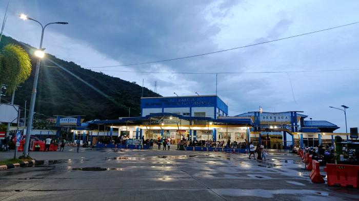 ARUS MUDIK - Suasana arus mudik di Pelabuhan Ferry Gorontalo, Kamis (12/3/2026) malam
