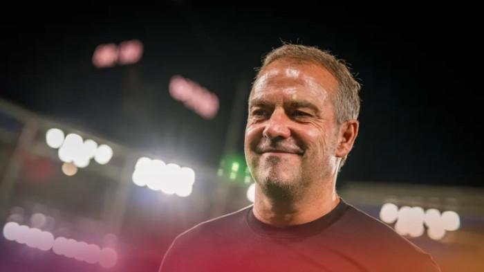 UKIR SEJARAH -- Pelatih Kepala FC Barcelona, Hansi Flick tersenyum kepada media. Hansi Flick berhasil mengukir sejarah di Barcelona. Ia menyamai rekor 80 tahun yang belum pernah dicapai oleh era kejayaan Johan Cruyff maupun Josep Guardiola.