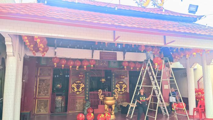 Pemasangan Lampion di Kelenteng Tulus Harapan Kita