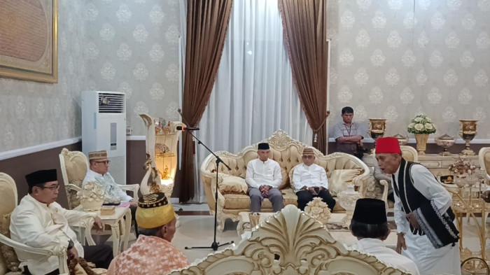 SALAT IDULFITRI -- Suasana Pemerintah Kota Gorontalo menggelar tradisi adat Tonggeyamo di Rumah Dinas (Rudis) Wali Kota Gorontalo, Kamis (19/3/2026). Pemkot Gorontalo Siapkan 183 Titik Salat Idulfitri di Kota Gorontalo, Masjid hingga Lapangan 